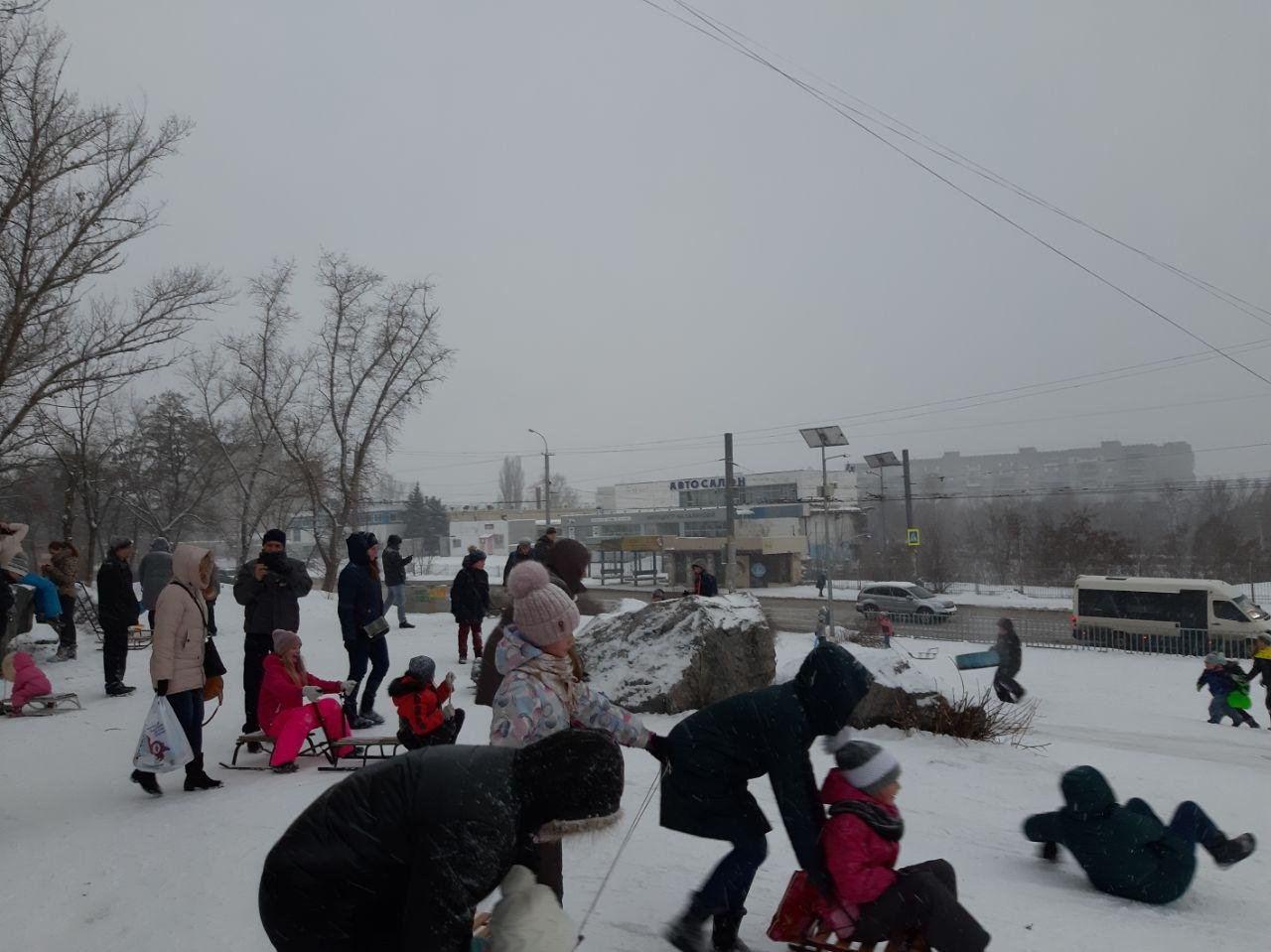 Катаются и взрослые, и дети