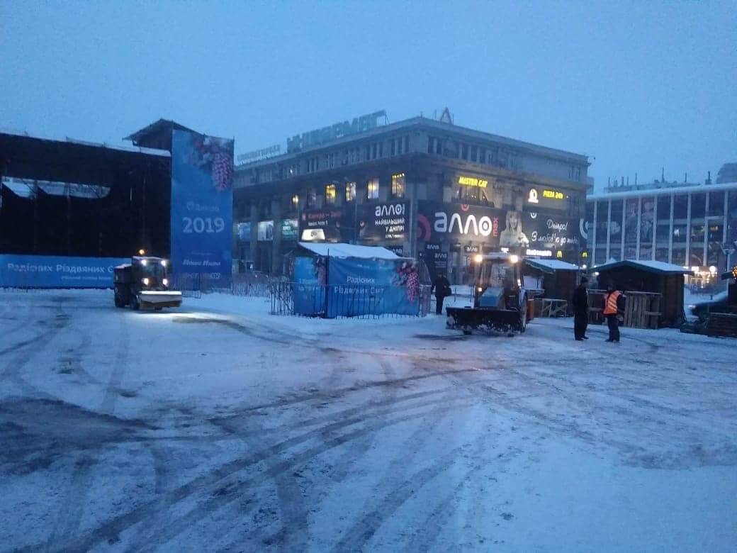 Коммунальщики всю ночь чистили дороги и тротуары Коммунальщики всю ночь чистили дороги и тротуары