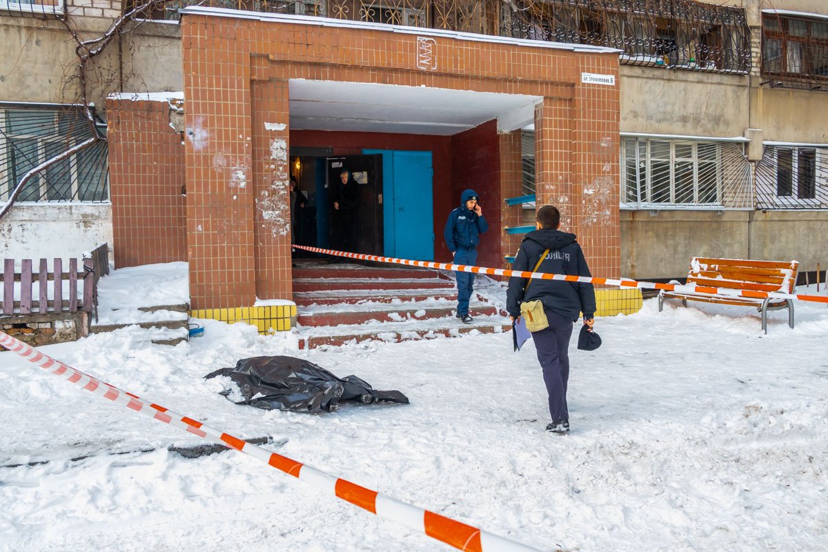 На улице Большой Диевской девушка упала с балкона На улице Большой Диевской девушка упала с балкона