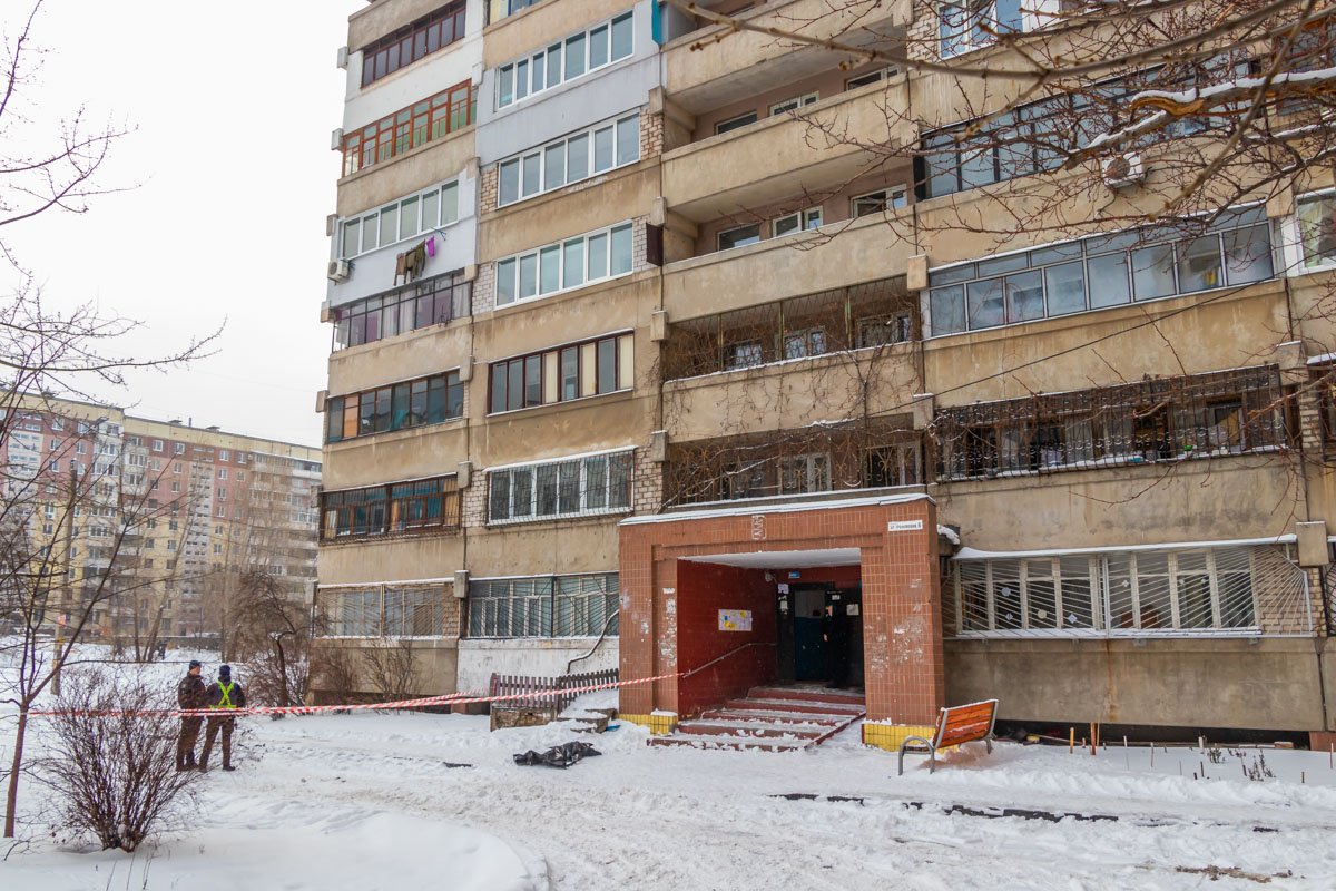 Предварительно, девушка выпала с 14 этажа Предварительно, девушка выпала с 14 этажа