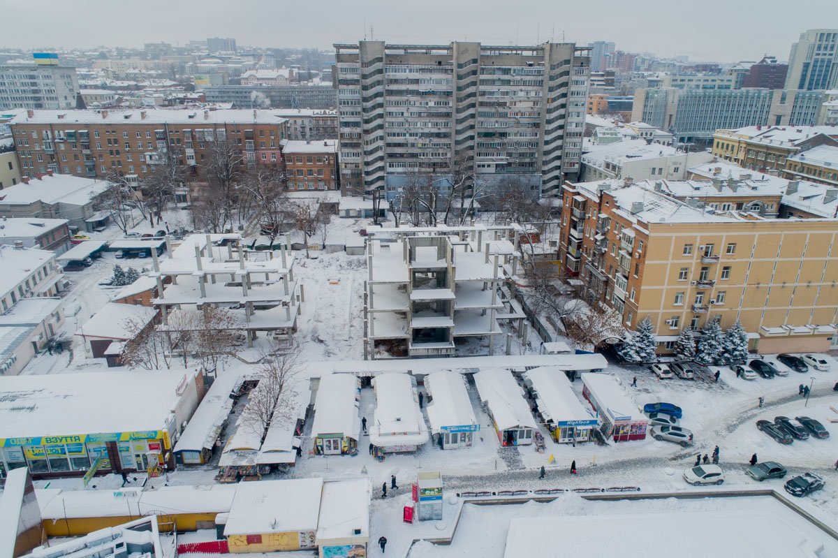 В центре разместился огромный книжный квартал В центре разместился огромный книжный квартал