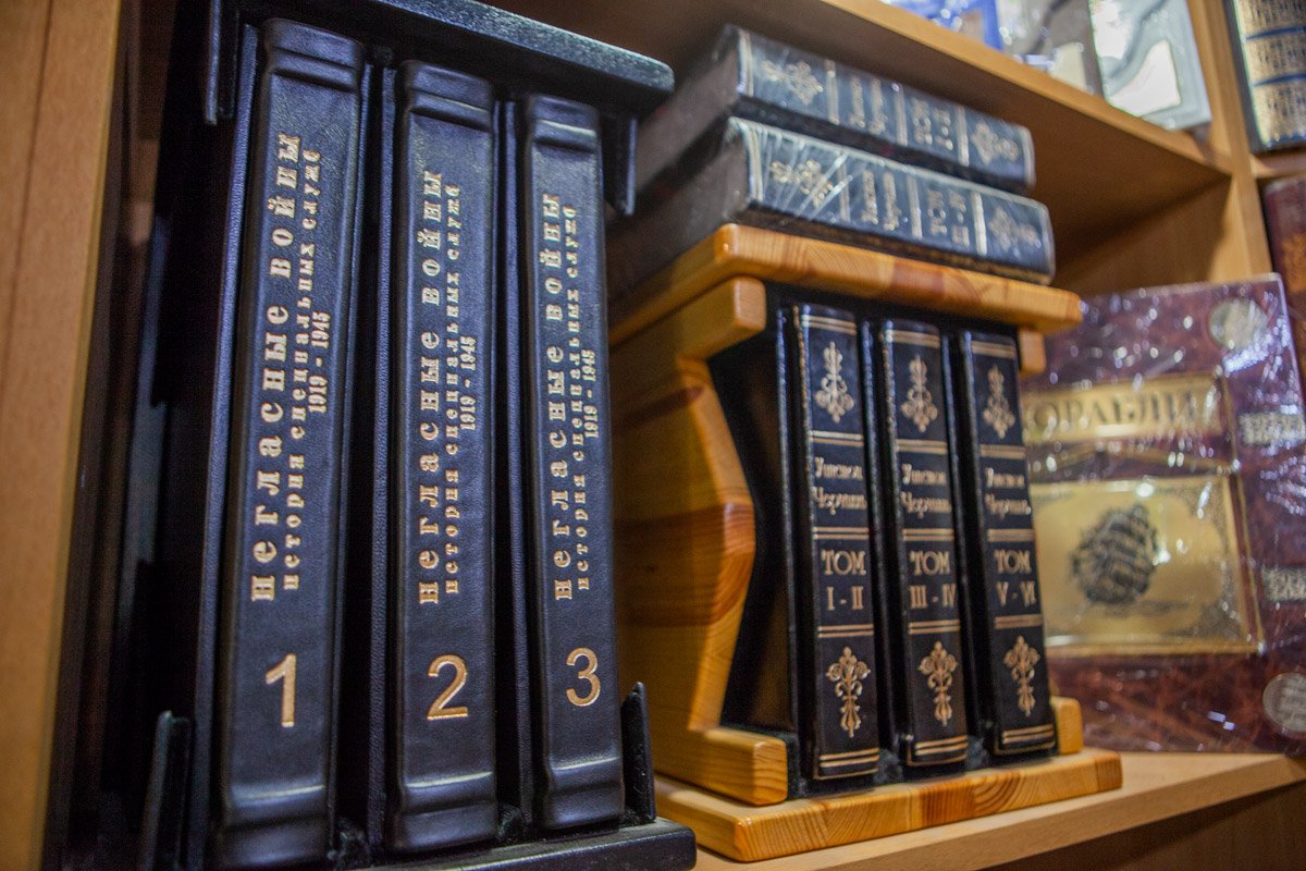 А это его подарочные издания А это его подарочные издания