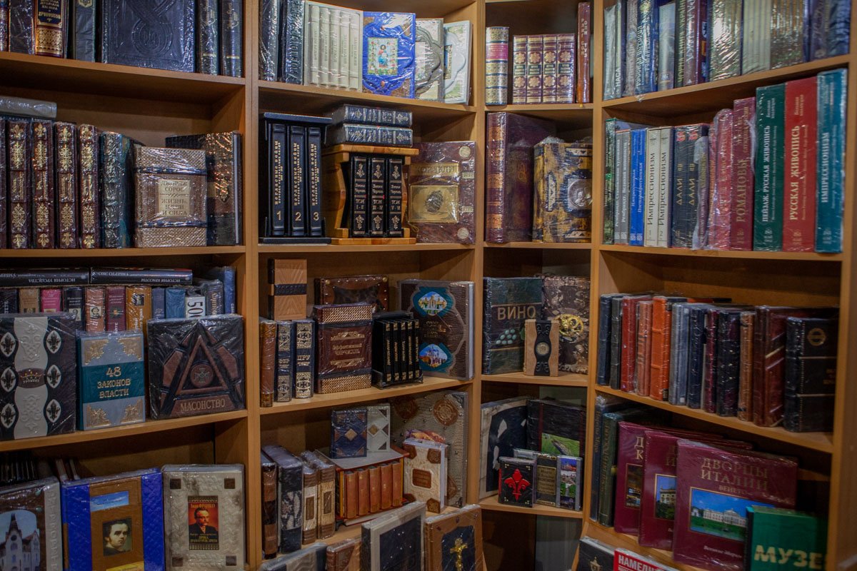 Целый стенд - мечта читающего человека Целый стенд - мечта читающего человека