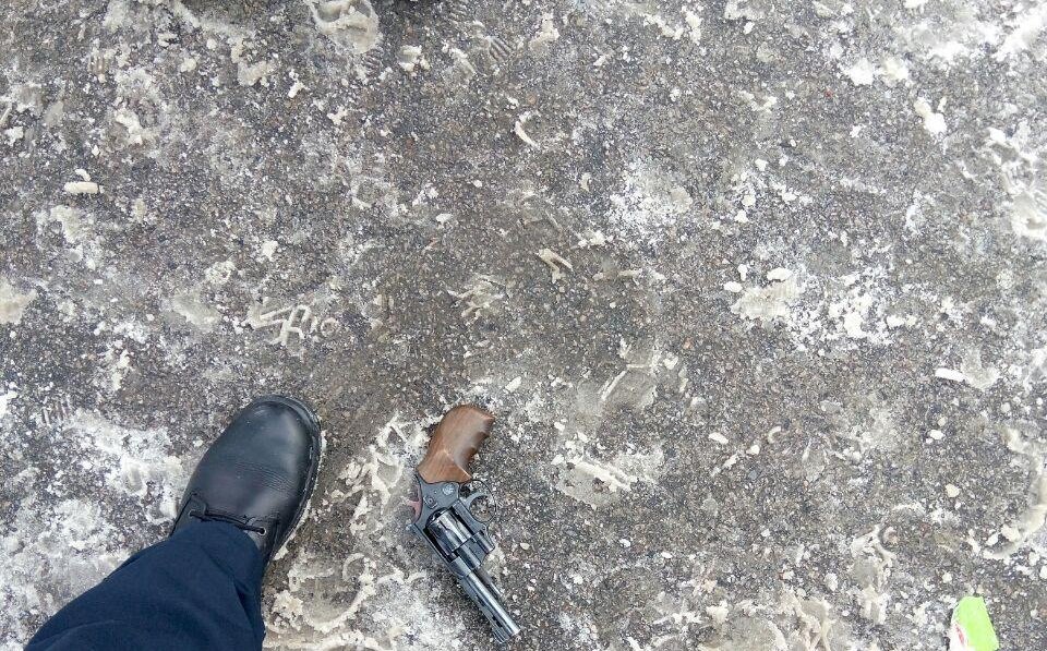 Полицейские изъяли оружие у стрелявшего Полицейские изъяли оружие у стрелявшего