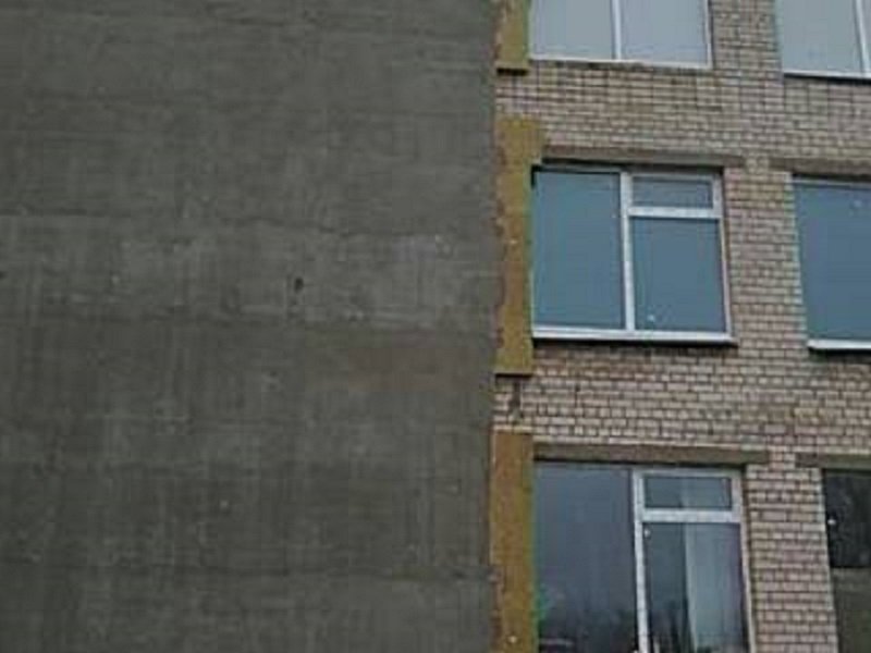 Одна из реконструируемых школ на этапе утепления перед превращением фасада в яркий и современный. Слева уже утепленная часть здания. Справа часть здания до реконструкции