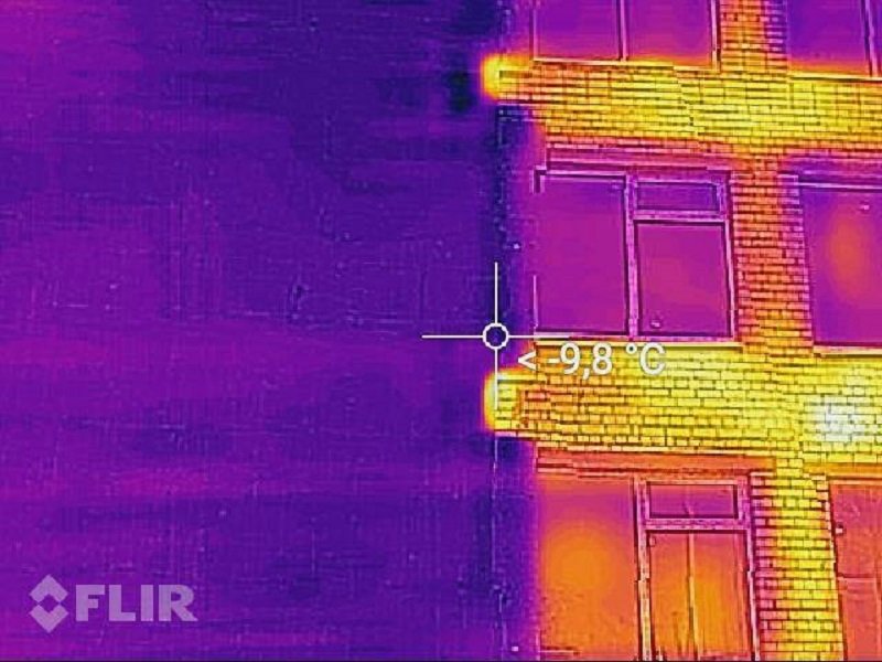 Эта же часть здания школы через тепловизор. Слева часть здания утепленная. Справа - обычная, которая грела воздух. С помощью потребляемого газа