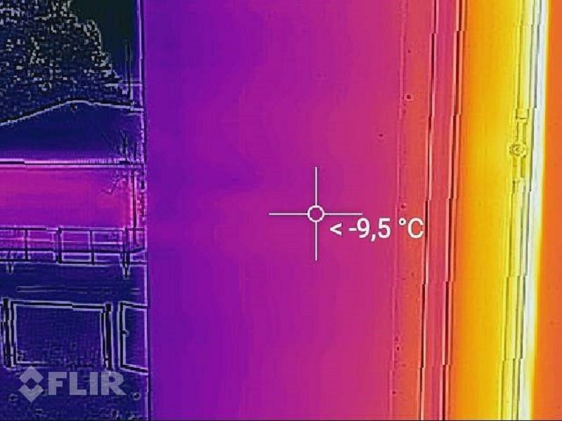 Проверка утепления откоса одного из окон в школе, которых в ней несколько десятков. Да, такое проверяют тоже. И, да, эти мелочи тоже важны