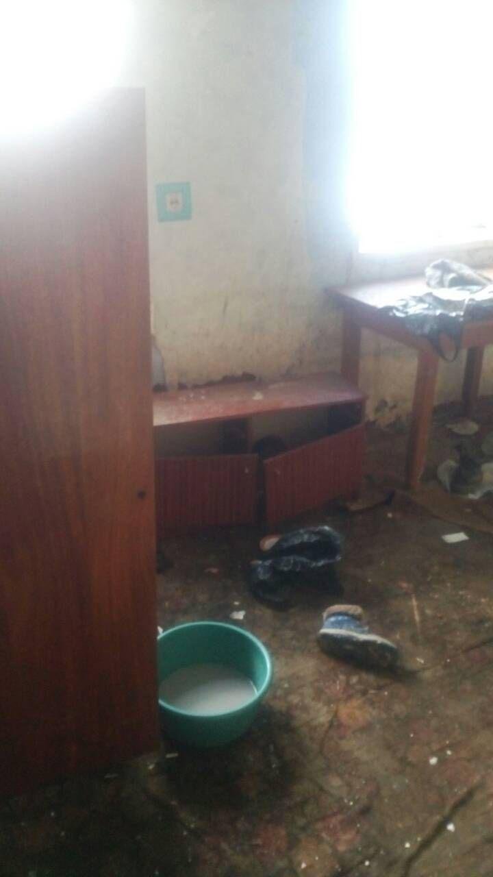 В помещении грязно, повсюду валяется хлам и мусор В помещении грязно, повсюду валяется хлам и мусор