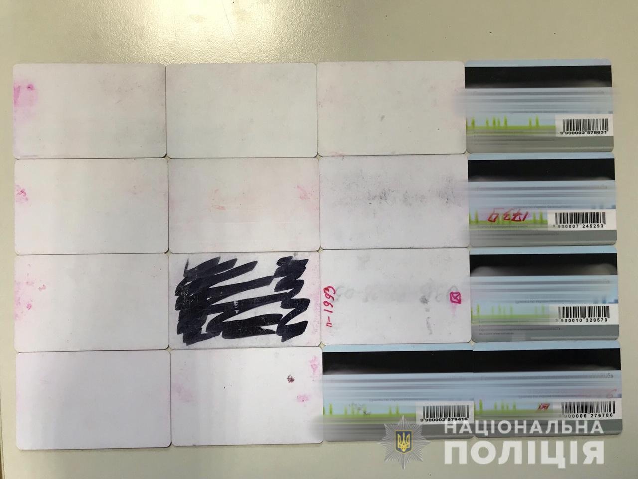 Правоохранители изъяли технику и поддельные карты Правоохранители изъяли технику и поддельные карты