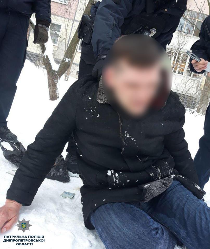 Грабитель толкнул пожилого мужчину и отнял у него пакет с документами и деньгами