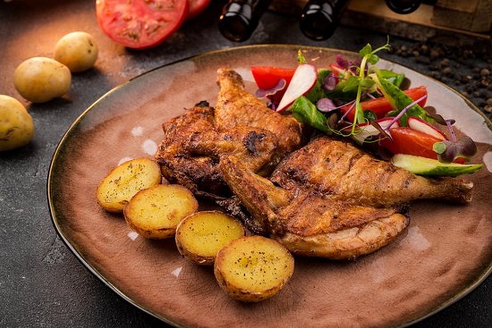 Полезные и вкусные рецепты: как приготовить цыплят со сливочным маслом, чесноком и петрушкой