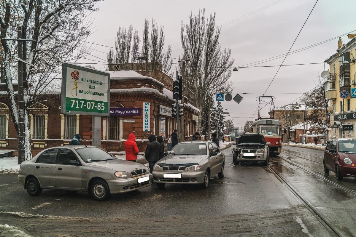 Авария заняла трамвайные пути