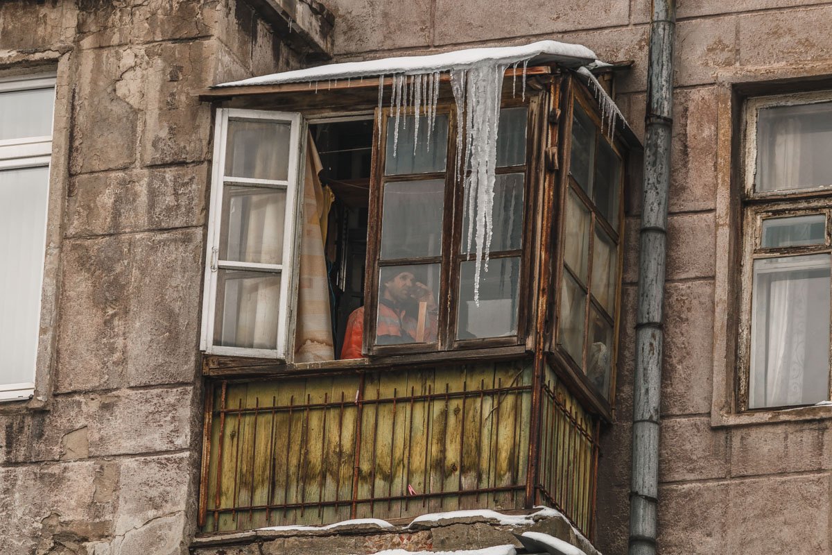 А кому-то сейчас собьют сосульки