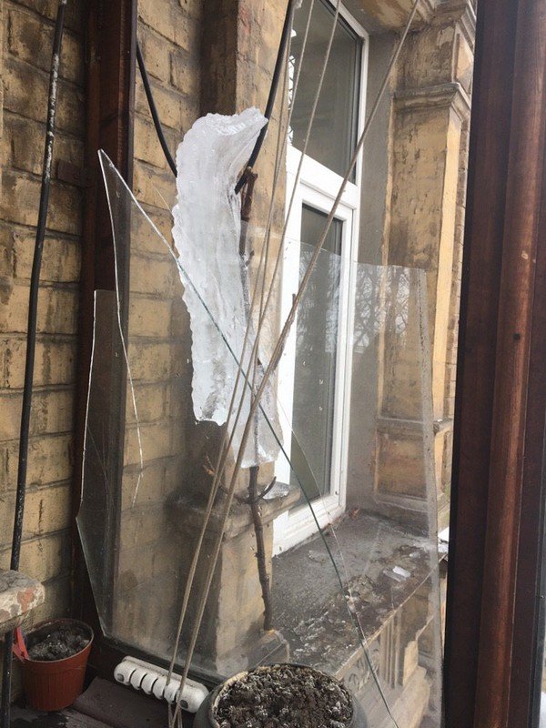 Разбила окно