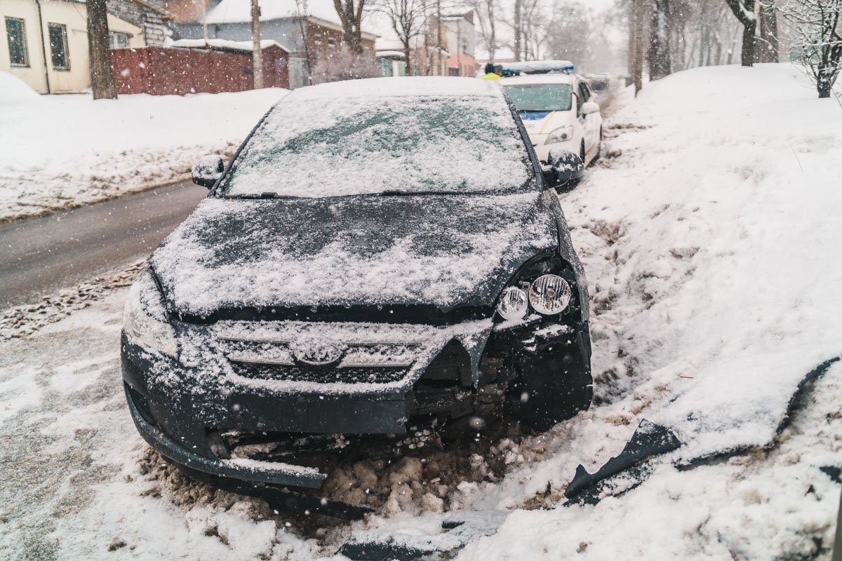На улице Юрия Савченко автомобиль Kia въехал в фонарный столб На улице Юрия Савченко автомобиль Kia въехал в фонарный столб