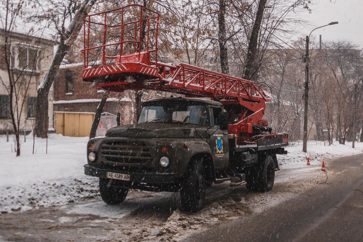 Движение транспорта на этом участке дороги затруднено Движение транспорта на этом участке дороги затруднено
