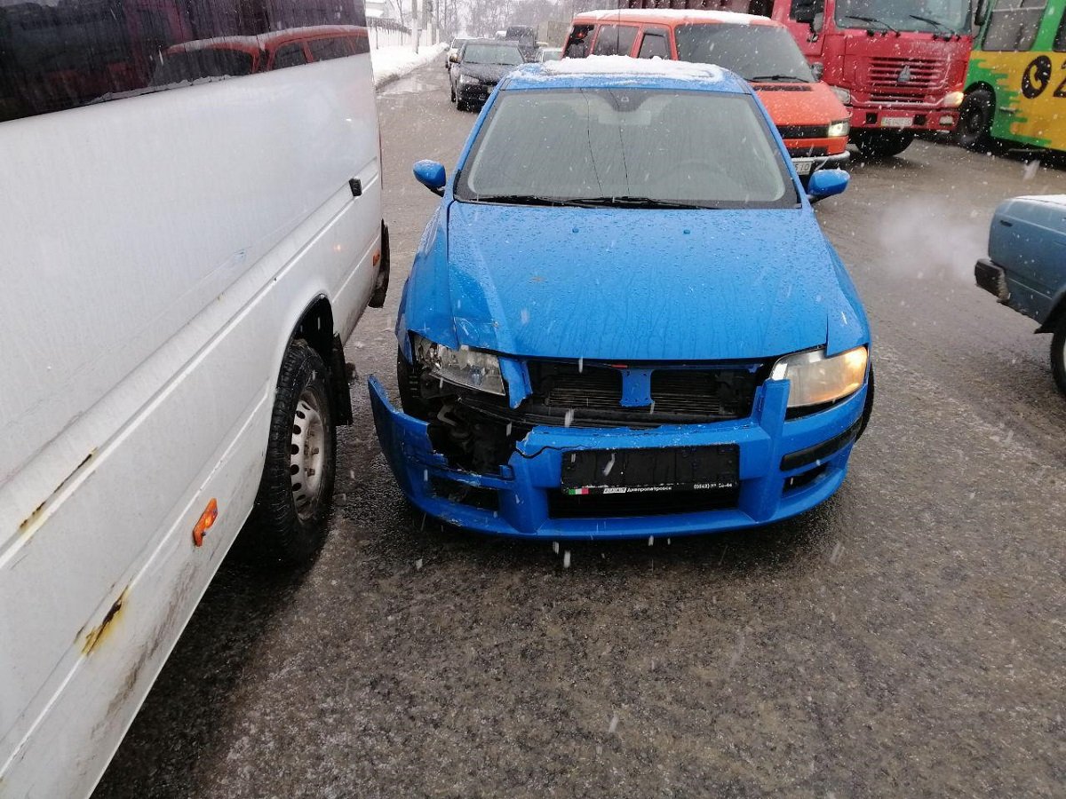 На перекрестке улиц Калиновой и Янтарной не поделили дорогу Mercedes Sprinter и Fiat На перекрестке улиц Калиновой и Янтарной не поделили дорогу Mercedes Sprinter и Fiat