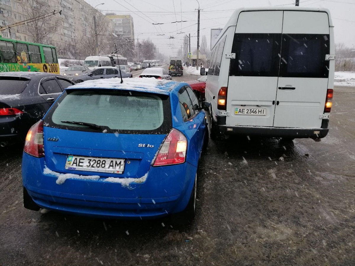 На данный момент автомобили убрали с дороги и проезд свободный На данный момент автомобили убрали с дороги и проезд свободный