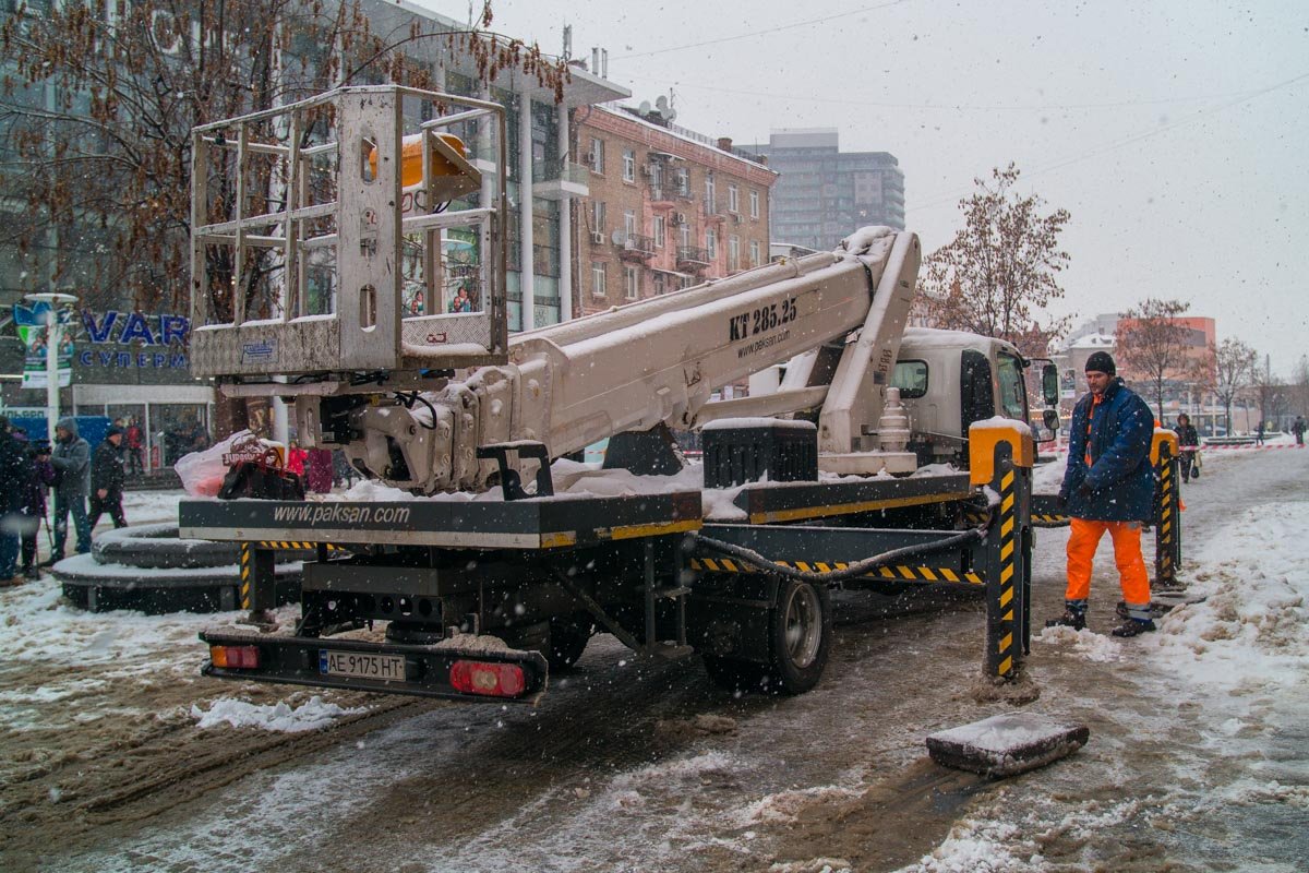 Сегодня коммунальщики чистят от сосулек дома в Шевченковском районе Сегодня коммунальщики чистят от сосулек дома в Шевченковском районе