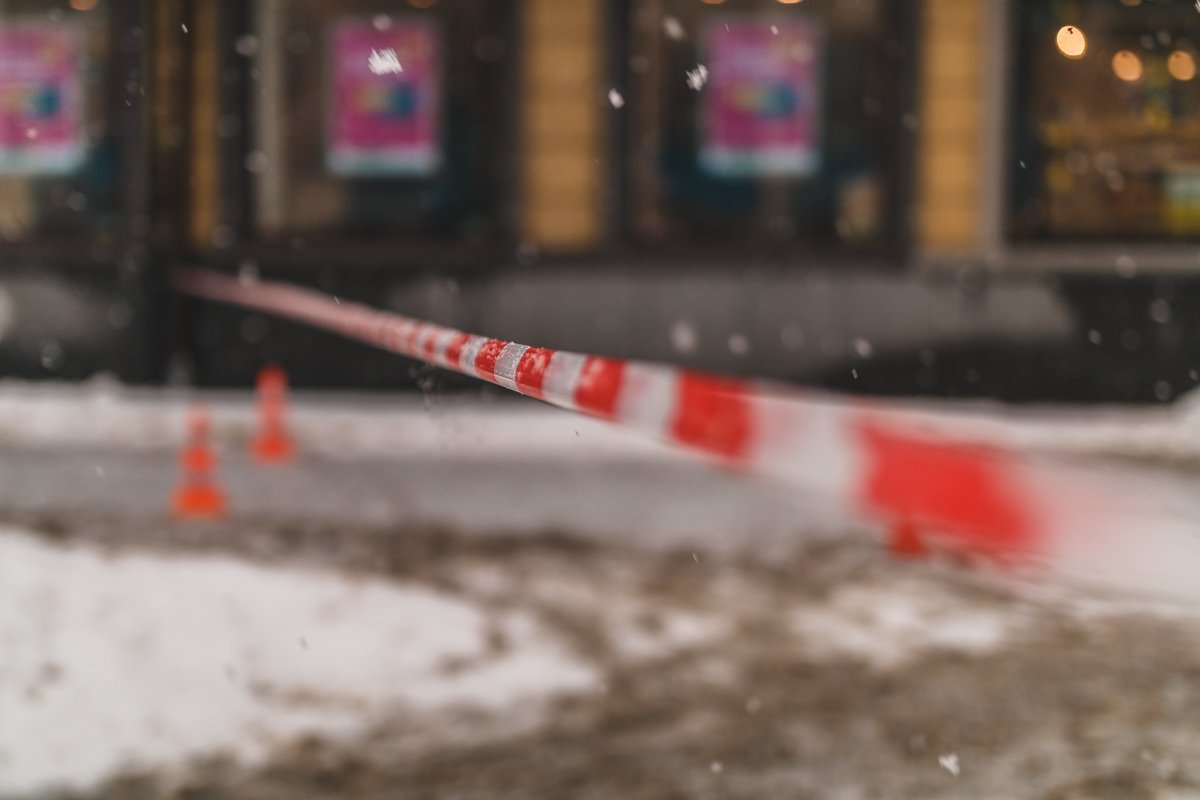 Не рискуйте своей жизнью - не ходите близко к стенам домов Не рискуйте своей жизнью - не ходите близко к стенам домов