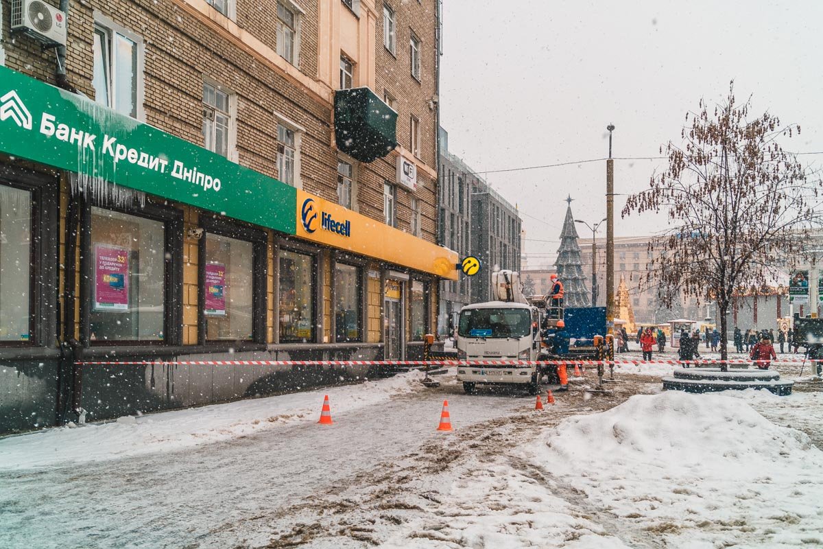 В первую очередь сосульки сбивают со зданий, к которым есть свободный доступ В первую очередь сосульки сбивают со зданий, к которым есть свободный доступ