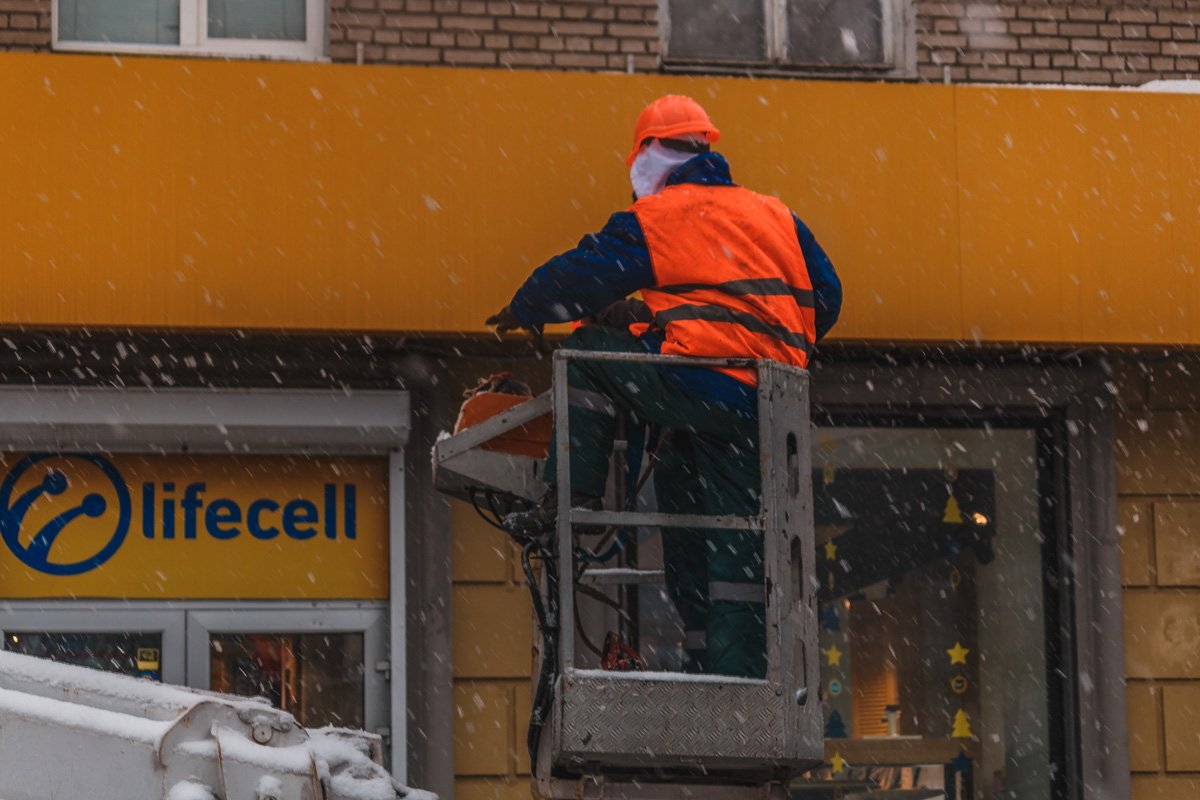 Опасные участки ограждаются сигнальными лентами Опасные участки ограждаются сигнальными лентами