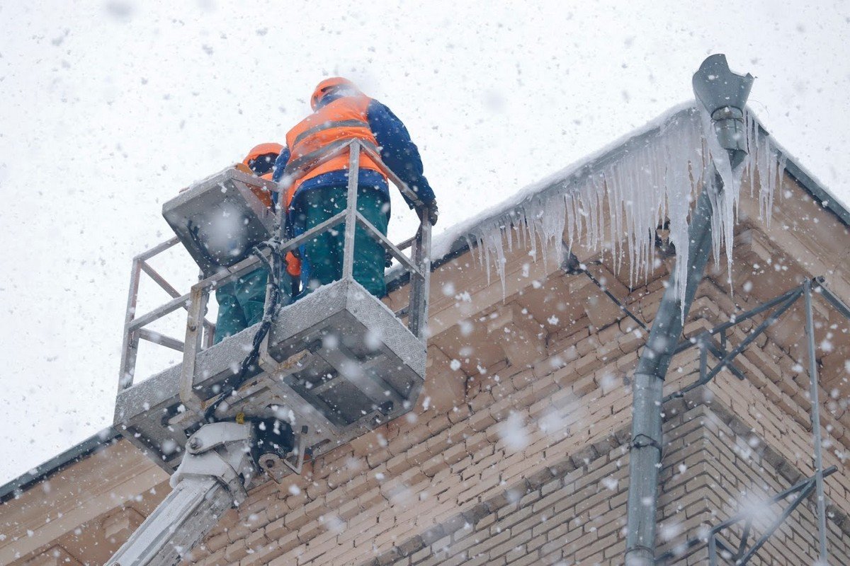 Думайте о коммунальщиках, прежде чем заграждать им проезд своим автомобилем Думайте о коммунальщиках, прежде чем заграждать им проезд своим автомобилем