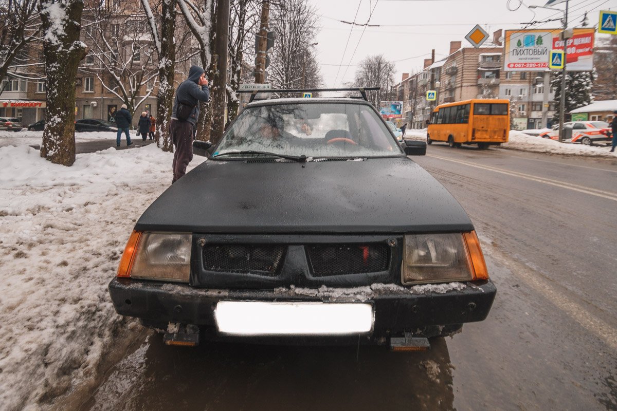 Водитель отвез женщину в больницу и вернулся на место происшествия Водитель отвез женщину в больницу и вернулся на место происшествия