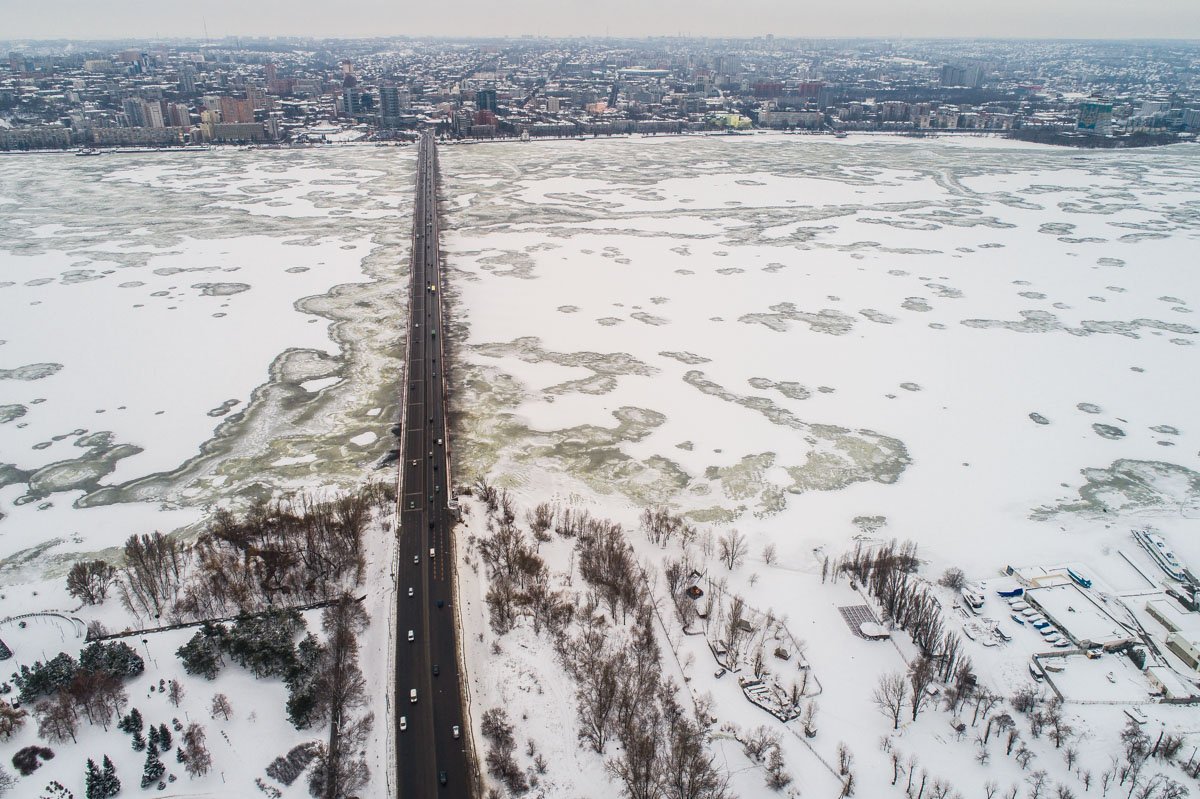 На некоторых улицах еще можно встретить настоящие снежные дюны На некоторых улицах еще можно встретить настоящие снежные дюны