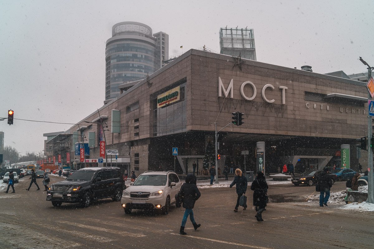 Те, кто работает в этот день, возмущены морозной погодой, сколькими тротуарами и пронизывающим ветром Те, кто работает в этот день, возмущены морозной погодой, сколькими тротуарами и пронизывающим ветром