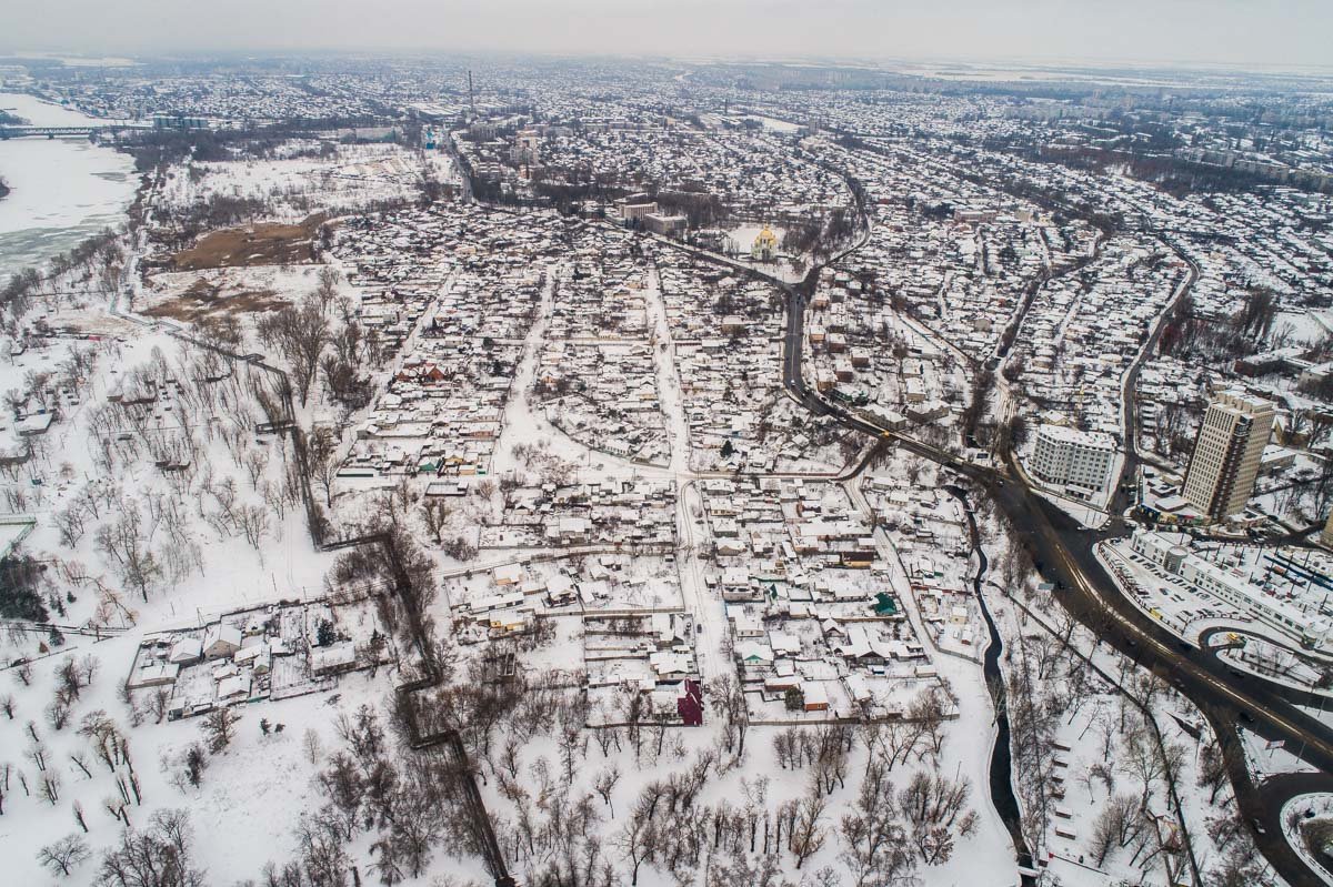 Заснеженный город выглядит удивительно Заснеженный город выглядит удивительно