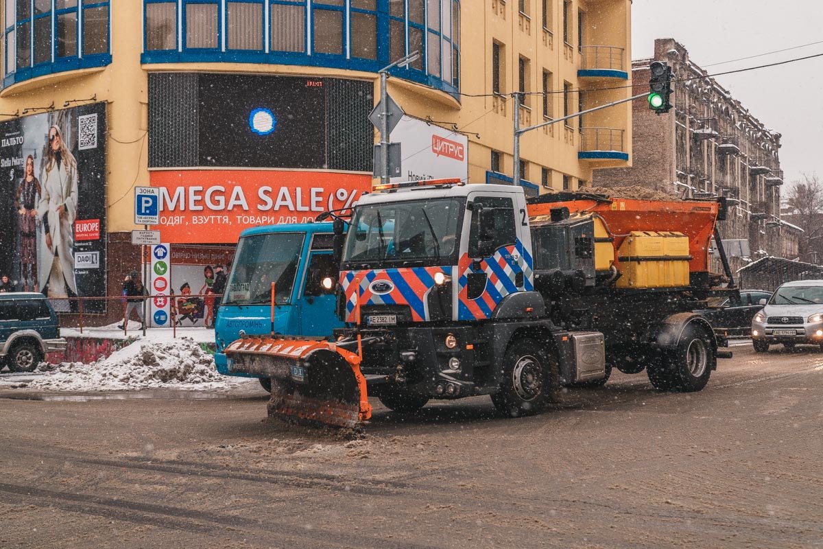 Коммунальщики продолжают расчищать город Коммунальщики продолжают расчищать город