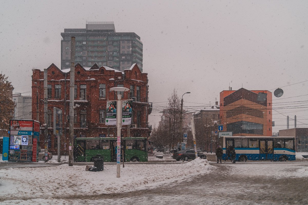 Пушистые хлопья снега наполняют город особой атмосферой Пушистые хлопья снега наполняют город особой атмосферой