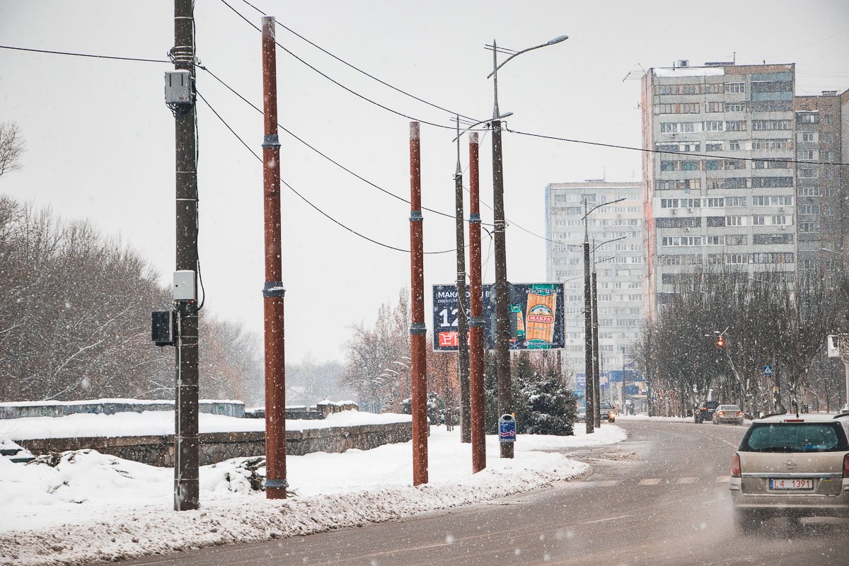 Устанавливая столбик за столбиком, рабочие медленно, но уверено добрались до Нового моста