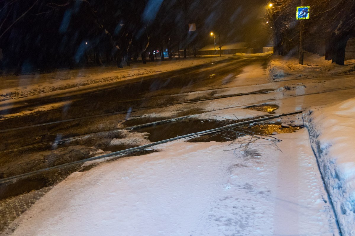 На улице Макарова образовалась глубокая яма На улице Макарова образовалась глубокая яма
