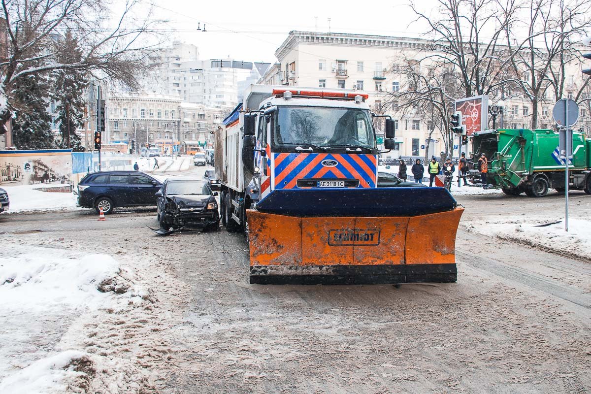 Из-за аварии на перекрестке периодически собирается пробка Из-за аварии на перекрестке периодически собирается пробка