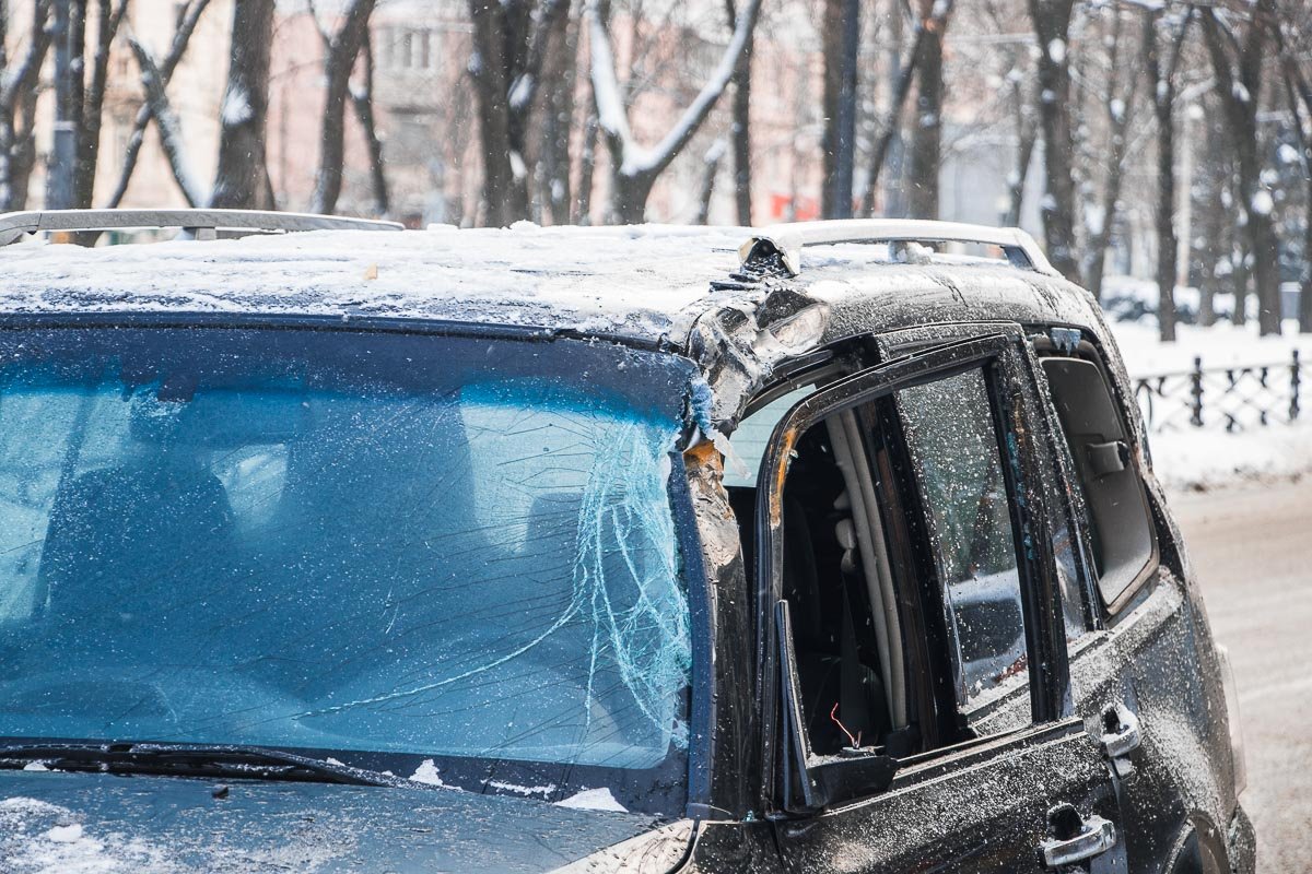 От разбившегося стекла у мужчины поцарапано лицо и травмирована рука От разбившегося стекла у мужчины поцарапано лицо и травмирована рука