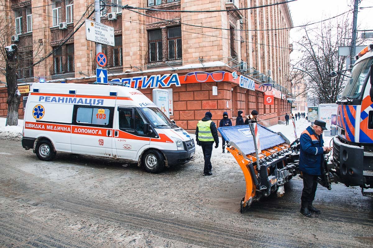 Медики оказали пострадавшему первую помощь Медики оказали пострадавшему первую помощь