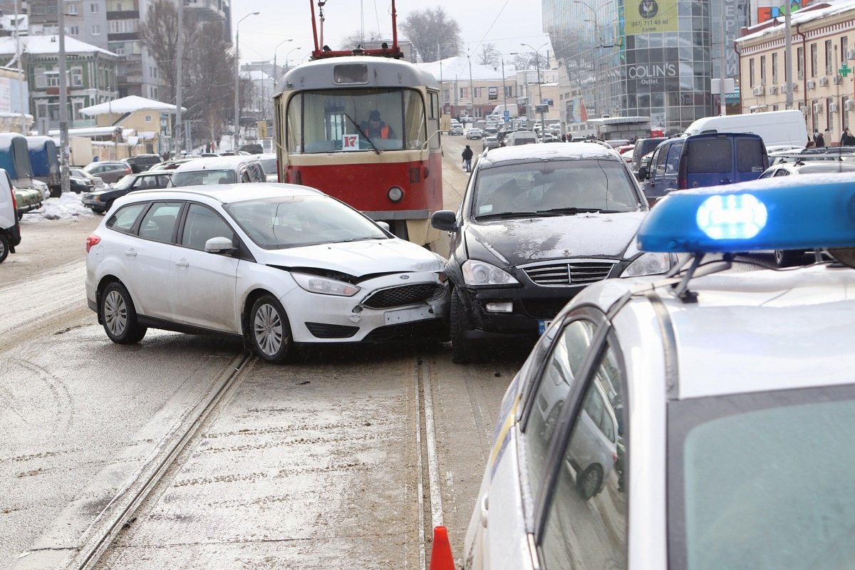 Авария произошла на трамвайных путях