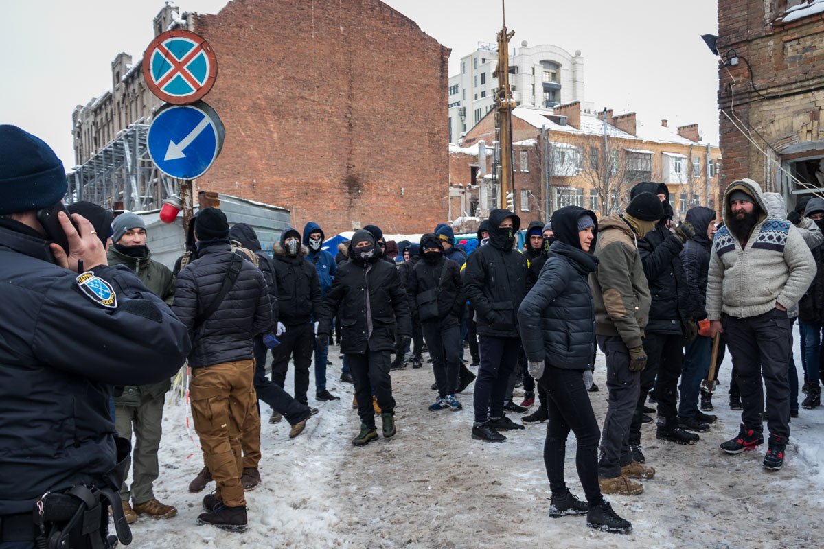 Группа молодых людей была готова на все, чтобы остановить строительство Группа молодых людей была готова на все, чтобы остановить строительство