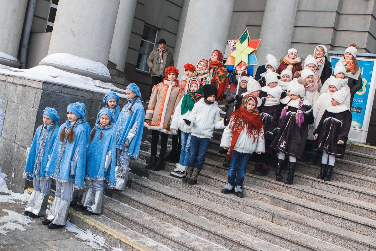 На ж/д вокзале Днепра организовали вертеп и колядками «Рождественская звезда»