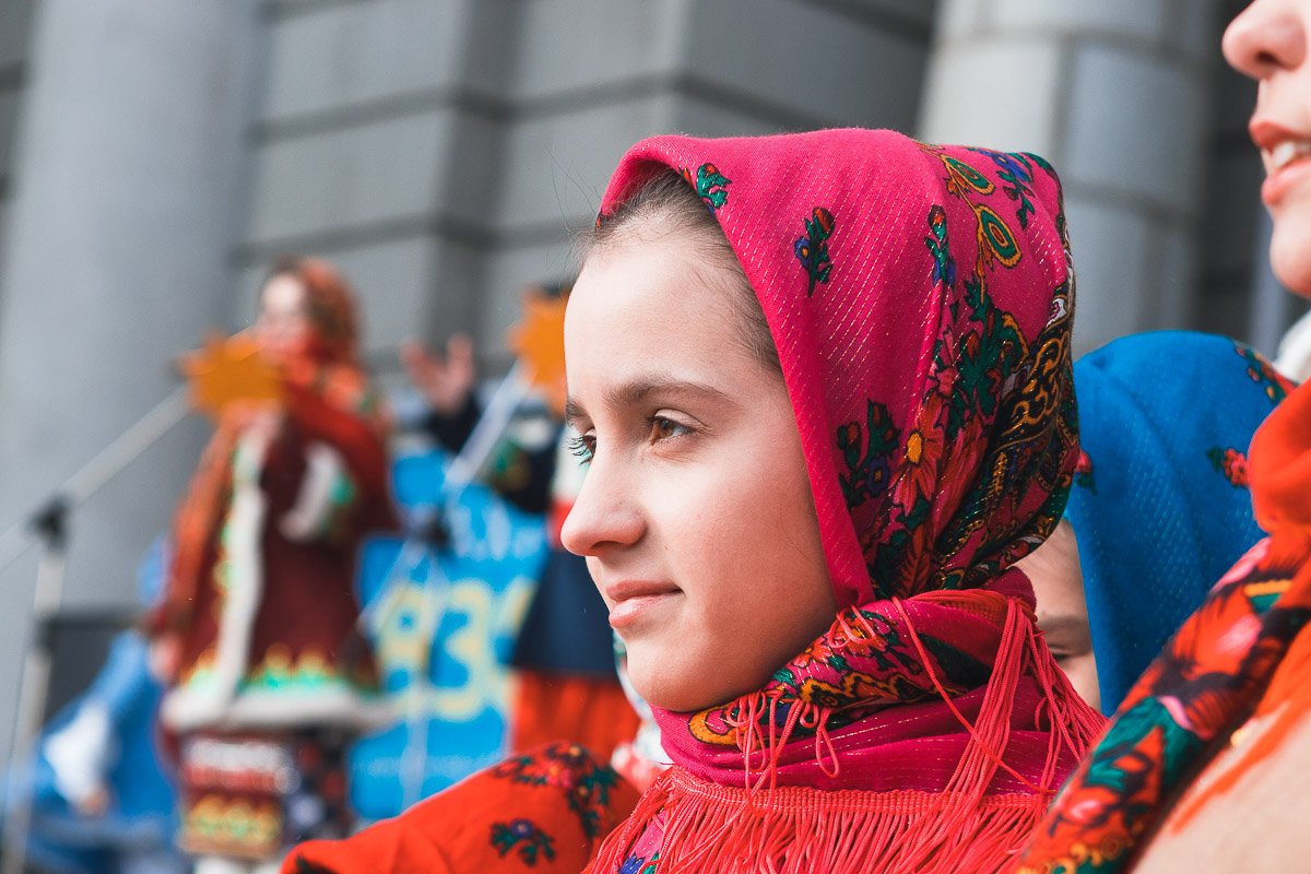 Несмотря на холод, дети старательно играли вверенные им роли