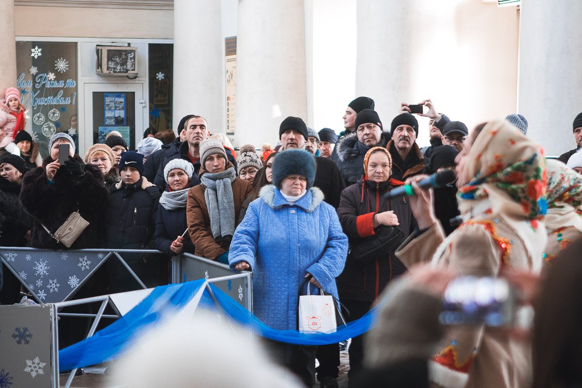 Присутствующие внимательно смотрели за происходящим