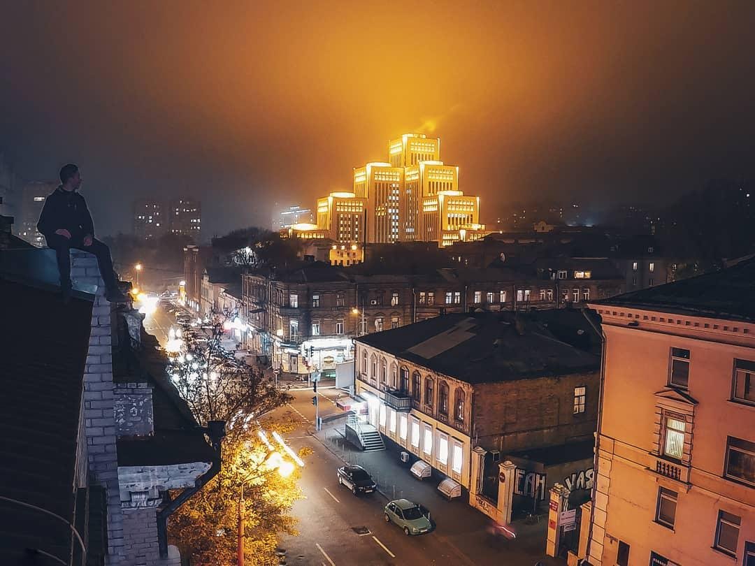 Вечером в городе царит особая атмосфера. Фото: _PH.ROOFS_.
