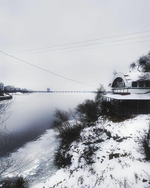 Мороз сковывает черный Днепр. Фото: PhotographeR. 