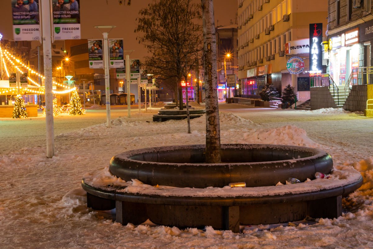 Печально, когда красоту города портит оставленный на лавочках мусор Печально, когда красоту города портит оставленный на лавочках мусор