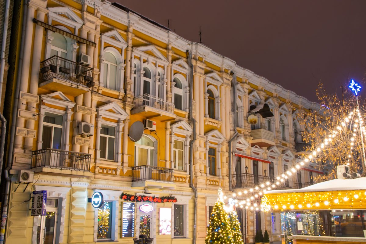 В ночь Старого Нового года на площади царит праздничная атмосфера В ночь Старого Нового года на площади царит праздничная атмосфера