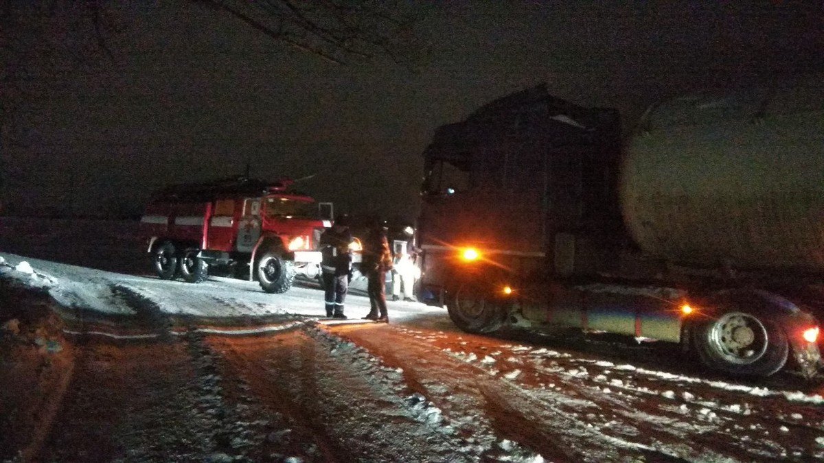 Спасатели продолжают помогать на дорогах Спасатели продолжают помогать на дорогах