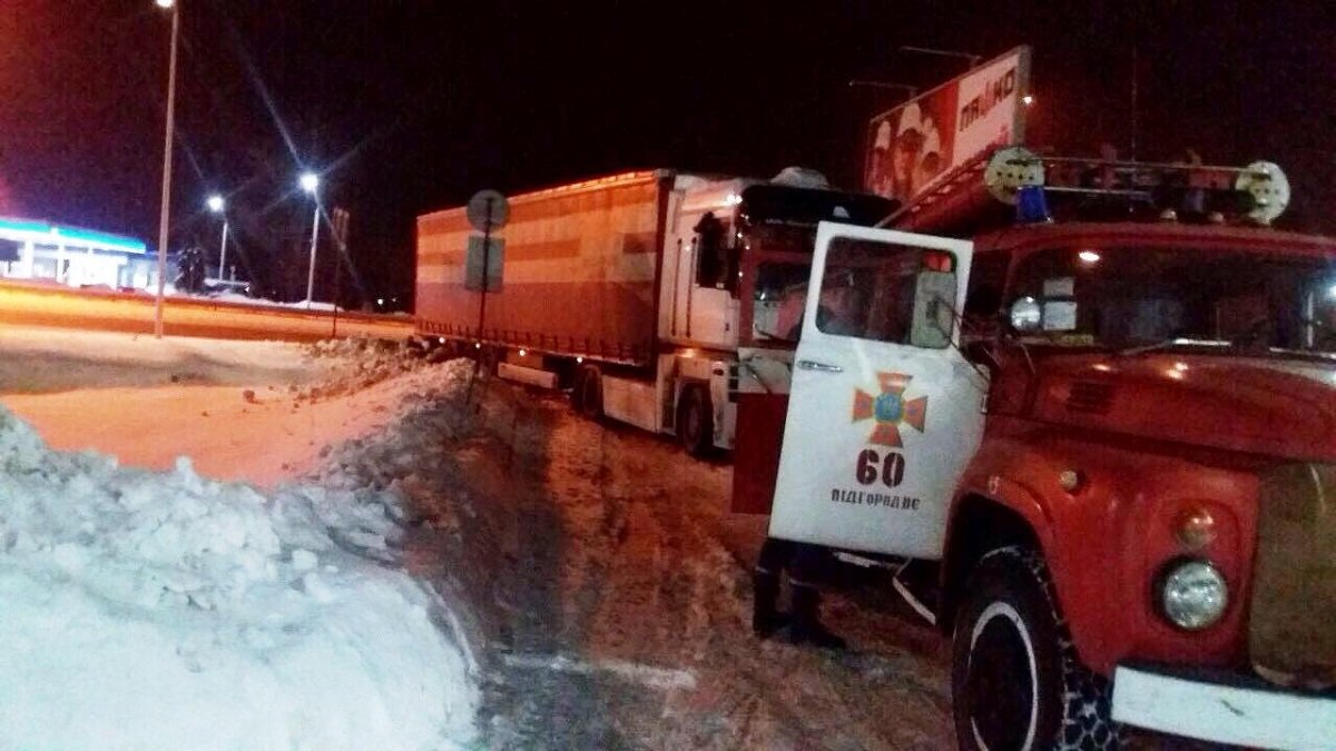 В Днепре спасатели помогли грузовому автомобилю выбраться из снежных заносов В Днепре спасатели помогли грузовому автомобилю выбраться из снежных заносов
