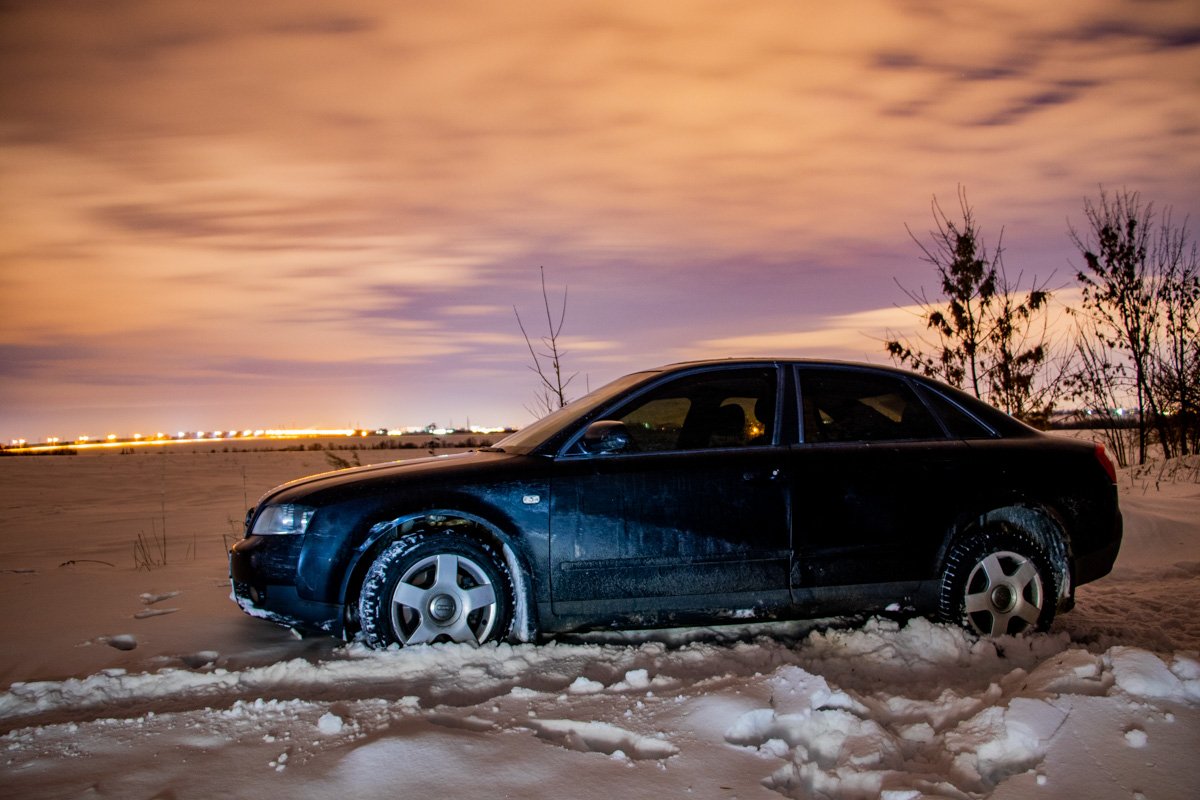 На одном из поворотов горе-водитель влетел в забор, но и это его не остановило На одном из поворотов горе-водитель влетел в забор, но и это его не остановило